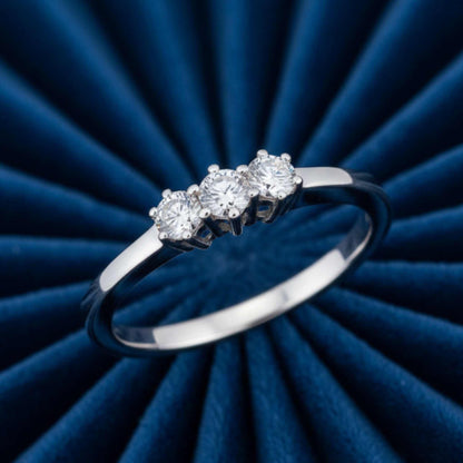 Inquadratura verticale dell'anello Trilogy che mostra il design del castone e la brillantezza dei diamanti naturali.