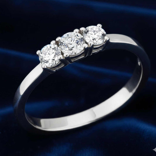 Inquadratura verticale dell'anello Trilogy ArtMID che esalta la montatura e la brillantezza dei diamanti.