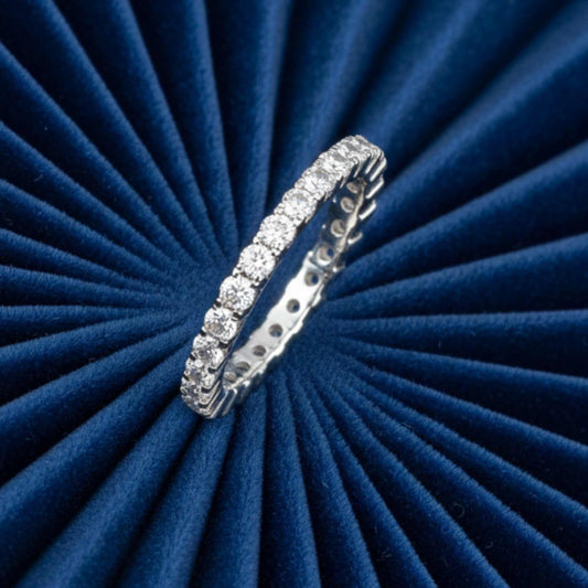 Inquadratura verticale della veretta Eternity ArtMID, dettaglio della fila continua di diamanti lab-grown.